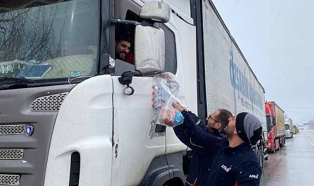 Yolda Kalan Sürücülere AFAD ve Kızılay'dan Kumanya