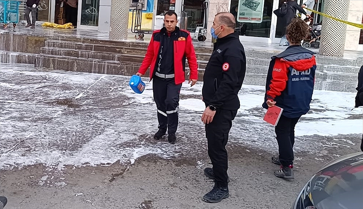 Zirai ilaçtan etkilenen 4 kargo çalışanı hastaneye kaldırıldı