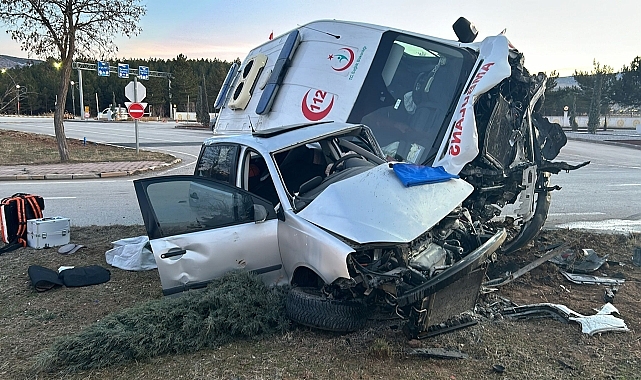 Ambulans ile otomobilin çarpıştığı kazada 3 kişi yaralandı