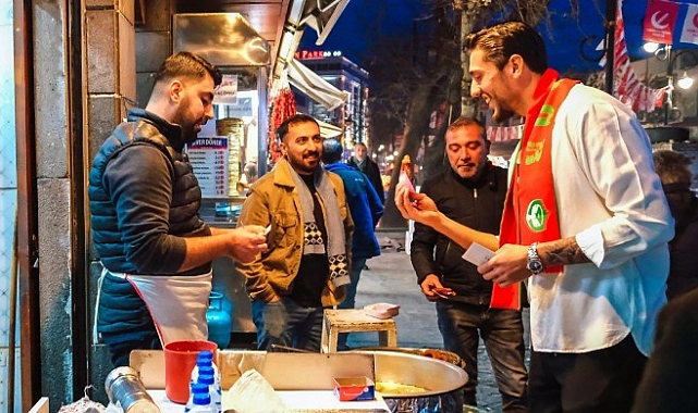 Amedsporlu futbolcular sokağa indi. Bedava bilet dağıttı