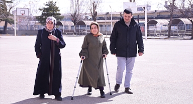 Annesinin okuması için sırtında taşıdığı kızı öğretmen olmayı başardı