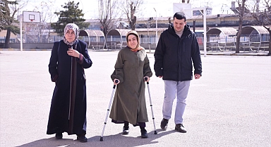 Annesinin okuması için sırtında taşıdığı kızı öğretmen olmayı başardı
