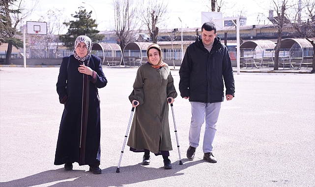 Annesinin okuması için sırtında taşıdığı kızı öğretmen olmayı başardı