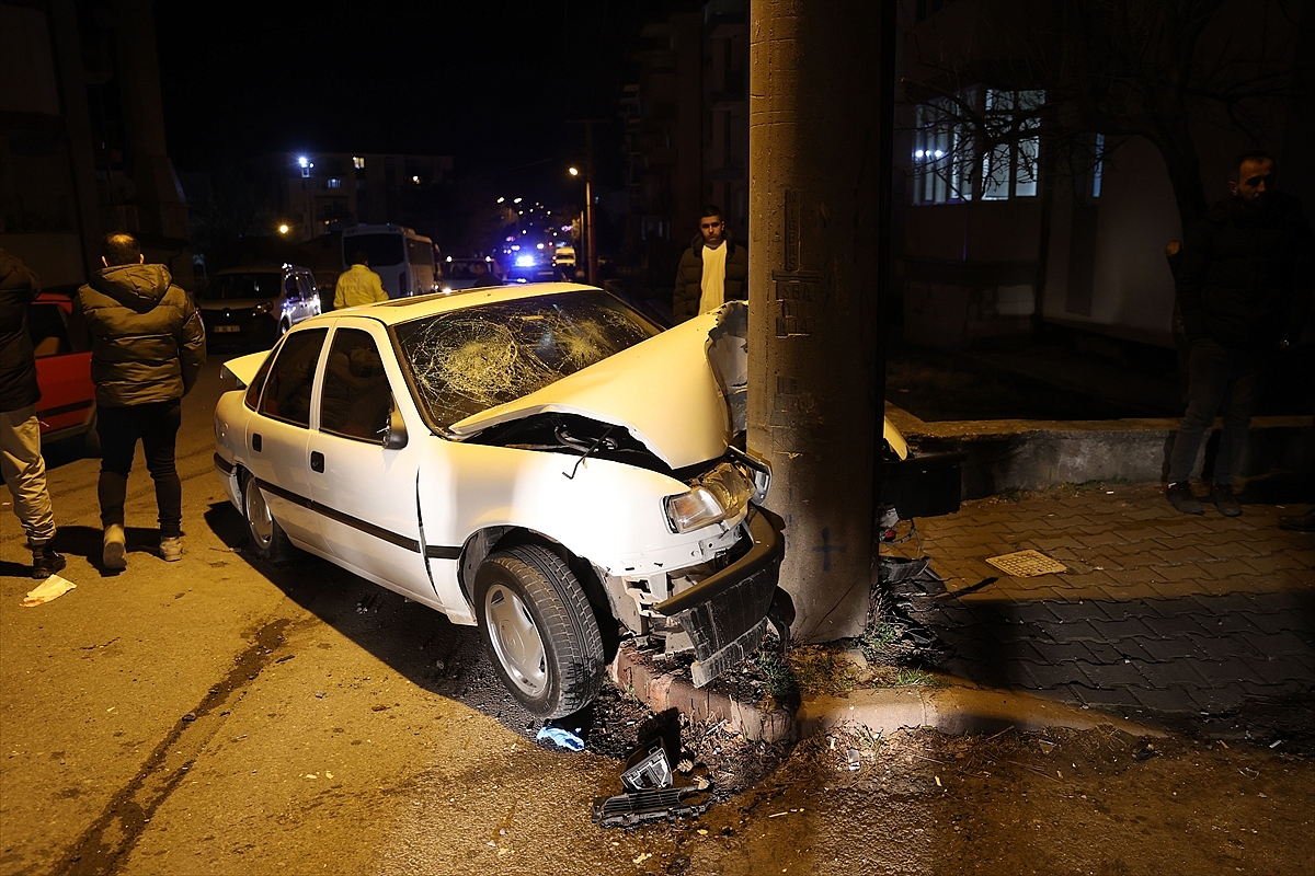 Aydınlatma direğine çarpan otomobilde sıkışan 3 kişi yaralandı