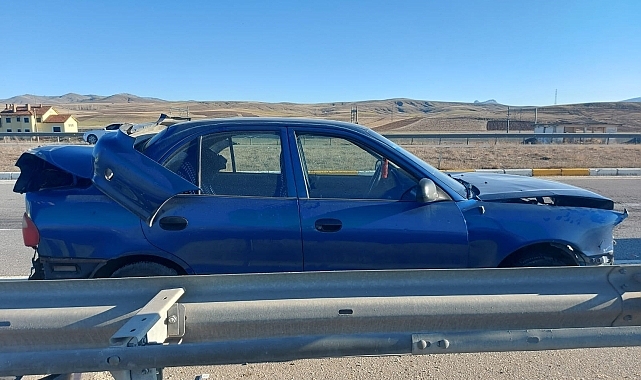 Bariyerlere çarpan otomobildeki 4 kişi yaralandı