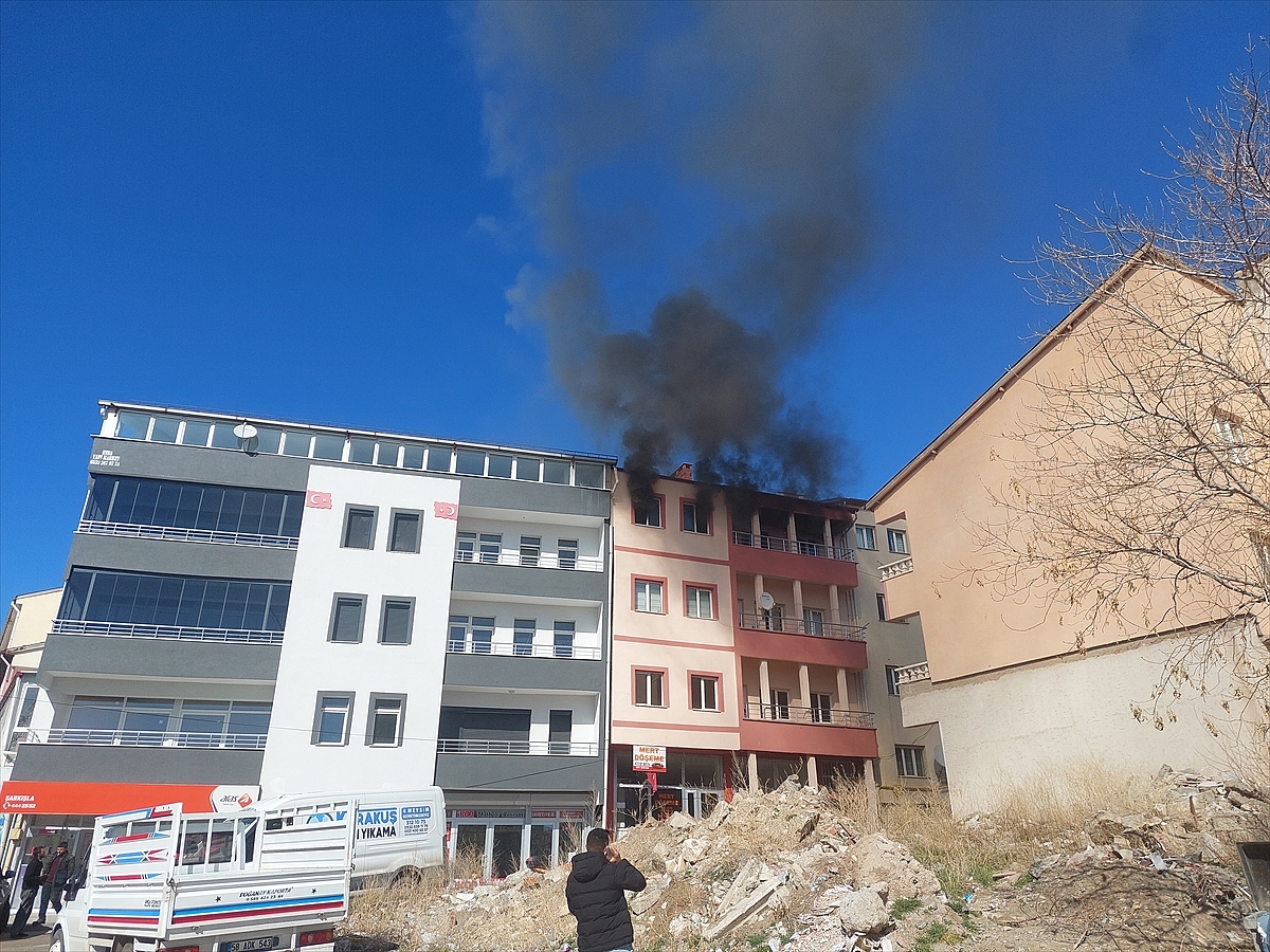 Bir apartmanda çıkan yangında 3 kişi dumandan etkilendi