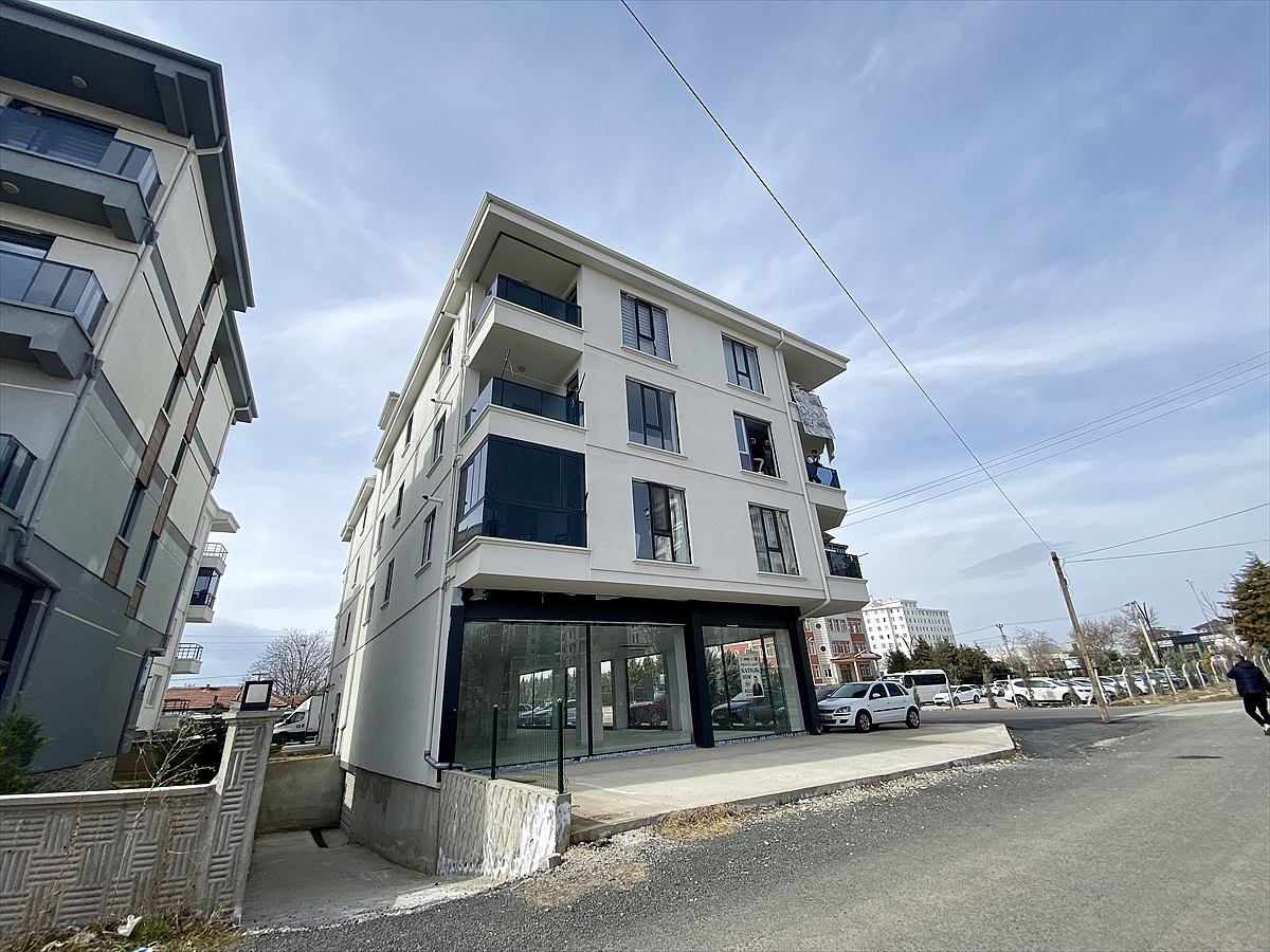 Cam balkon montajı yaparken düşen işçi öldü