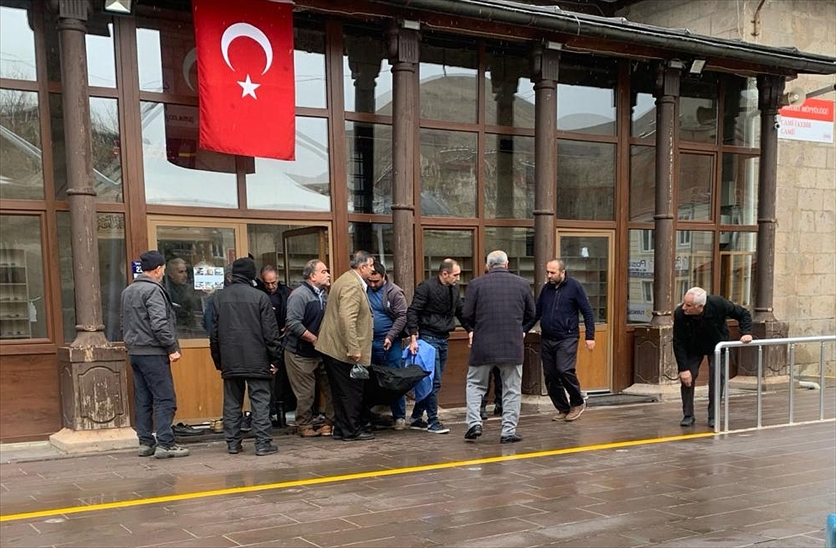 Camide namaz kılarken öldü