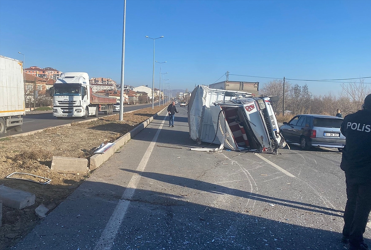 Devrilen kamyondaki 3 kişi yaralandı