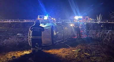 Devrilen otomobildeki 3 kişi öldü, 3 kişi yaralandı
