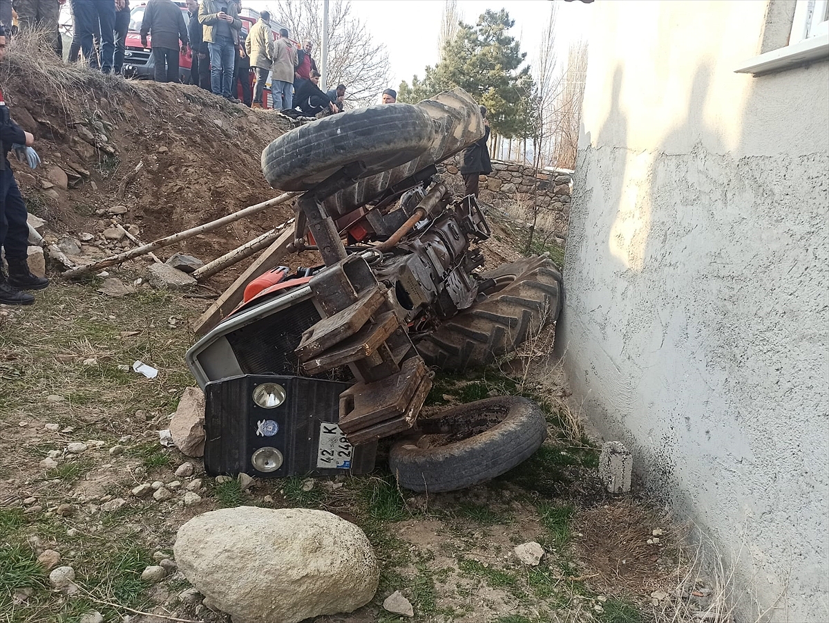Devrilen traktörün sürücüsü öldü