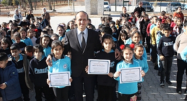 En güzel yazı yazan öğrenciler ödüllendirildi 