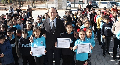 En güzel yazı yazan öğrenciler ödüllendirildi 