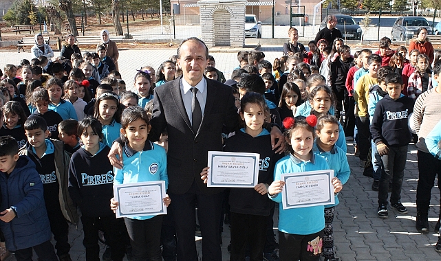 En güzel yazı yazan öğrenciler ödüllendirildi 