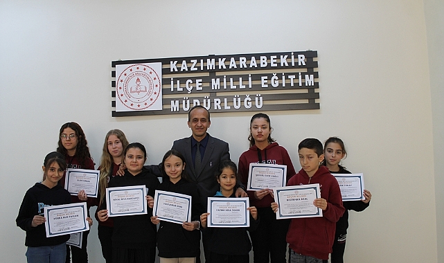 En güzel yazı yazan öğrenciler ödüllendirildi 