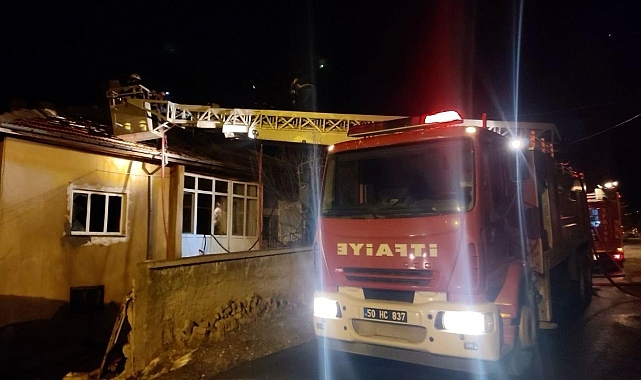 Evin çatısında çıkan yangın söndürüldü