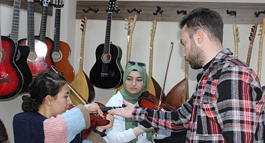 Gençler Sanatın Ritmini Kemanla Yakalıyor