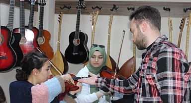 Gençler Sanatın Ritmini Kemanla Yakalıyor