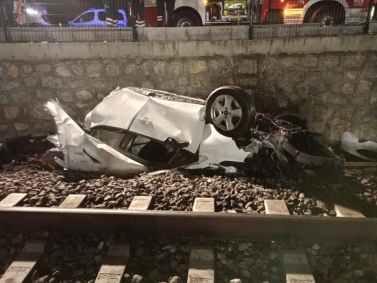 Köprüden düşen otomobildeki 1 genç öldü, 2 kişi ağır yaralandı