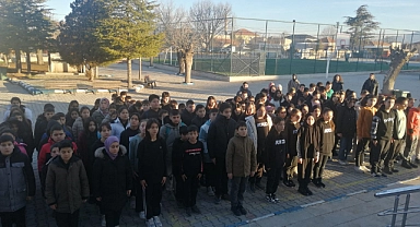 Okullarda Hayat Bir Dakikalığına Durdu