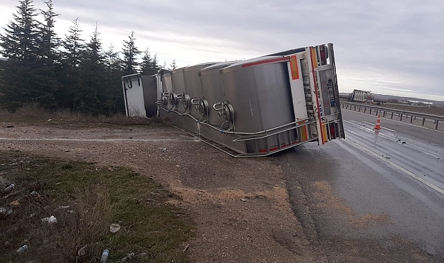 Süt tankeriyle otomobilin çarpışması sonucu 3 kişi yaralandı