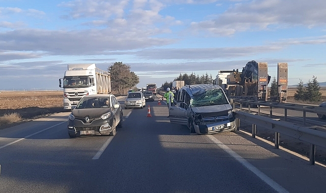 Tankerle çarpışan hafif ticari araçtaki kadın öldü, eşi yaralandı