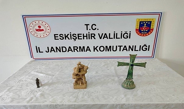 Tarihi eser operasyonlarında heykel ve haç figürü ele geçirildi