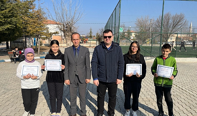 Ücretsiz Dijital Eğitim Desteğinde Başarı Gösteren Öğrenciler Ödüllendirildi