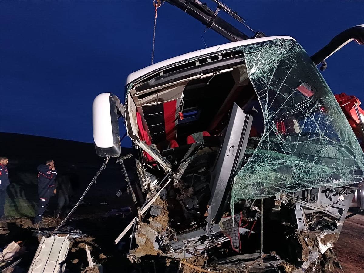 Yolcu otobüsünün devrilmesi sonucu 19 kişi yaralandı