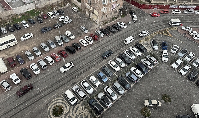 10 dakika süren dolu yolları ve araçların üzerini kapladı