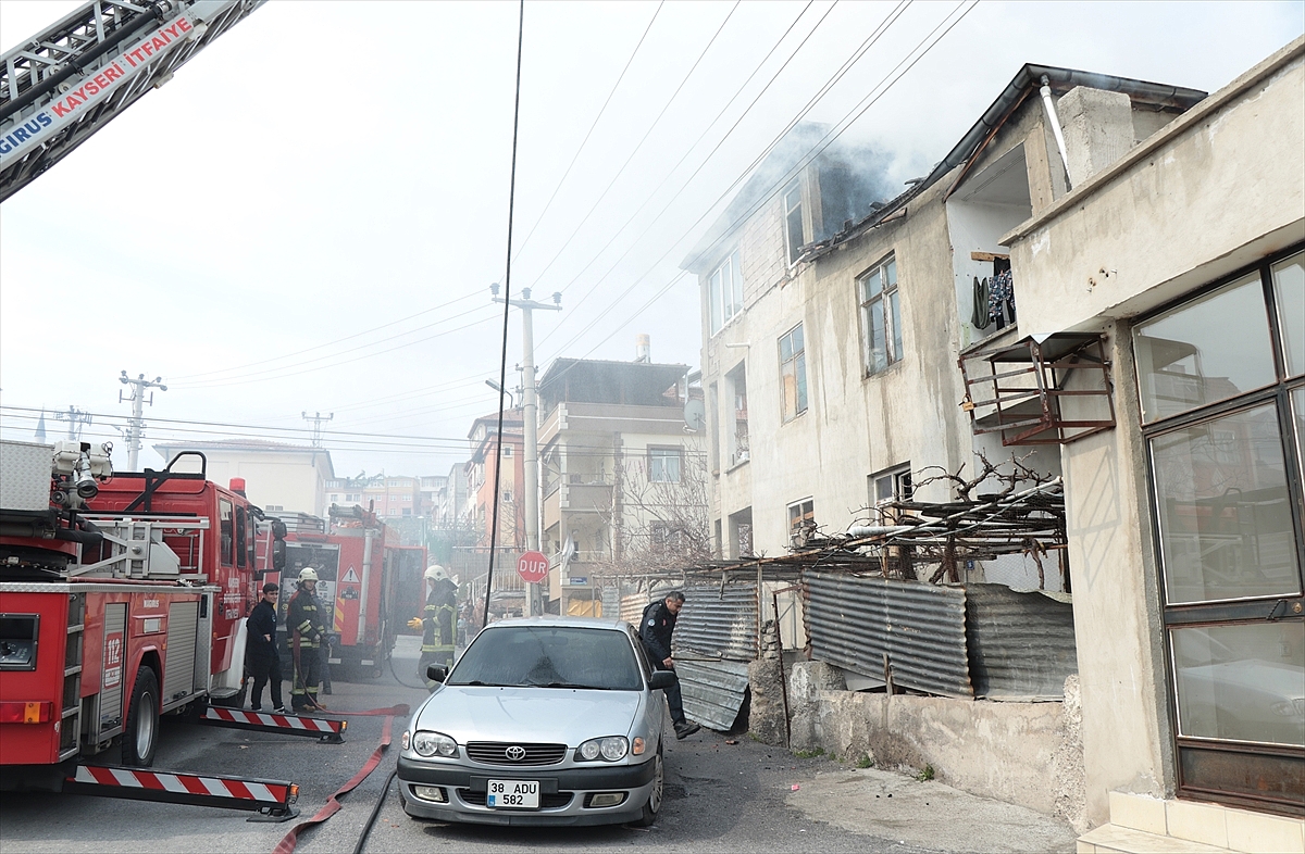 Binanın çatı katında çıkan yangında 1 kişi dumandan etkilendi