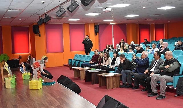 "Bir Varmış Bir Yokmuş" Diyerek Minikler, Büyüklere Masallarını Anlattı