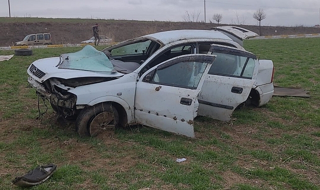 Devrilen otomobildeki 3 kişi yaralandı