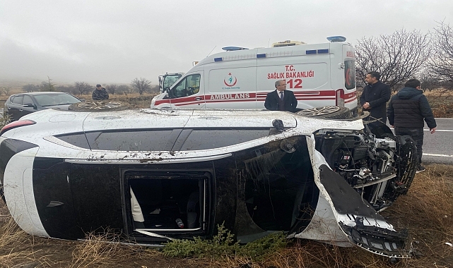 Devrilen otomobildeki 3 öğretmen yaralandı