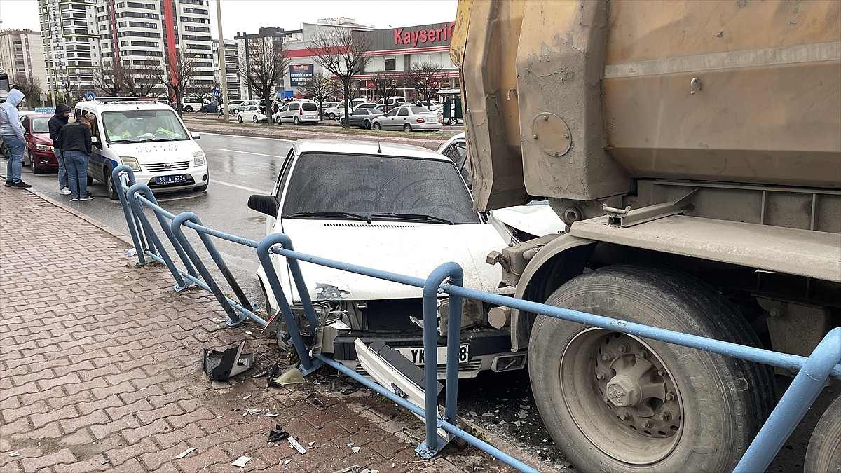 Dorseye çarpan iki otomobildeki 5 kişi yaralandı