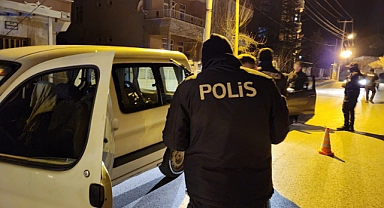 Emniyet sorguluyor, yakalıyor. Mahkeme tutukluyor