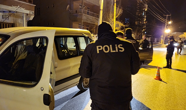 Emniyet sorguluyor, yakalıyor. Mahkeme tutukluyor
