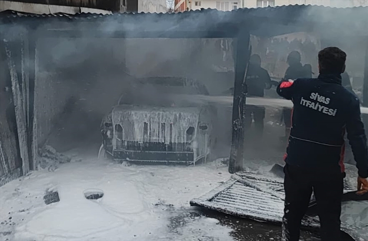 Garajda çıkan yangında iki otomobil kullanılamaz hale geldi