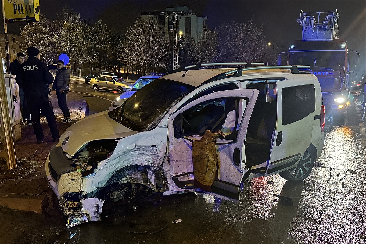 İki aracın karıştığı kazada 5 kişi yaralandı