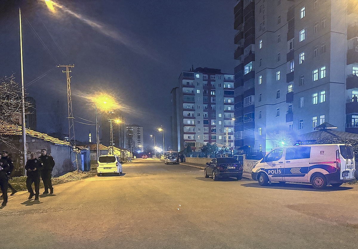 İki çocuk, oynadıkları kurusıkı tabancanın ateş alması sonucu yaralandı