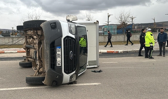 İki kamyonet çarpıştı, 1 kişi yaralandı
