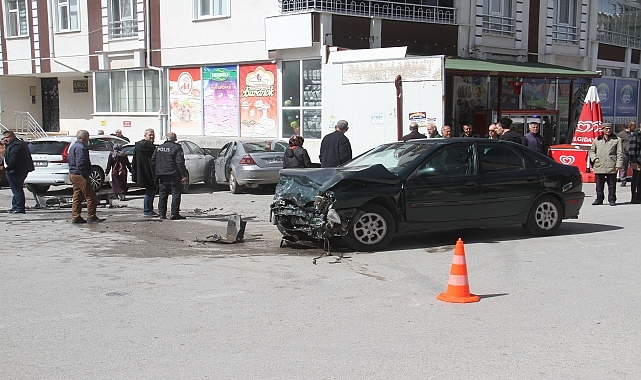 İki otomobilin çarpışması sonucu 3 kişi yaralandı