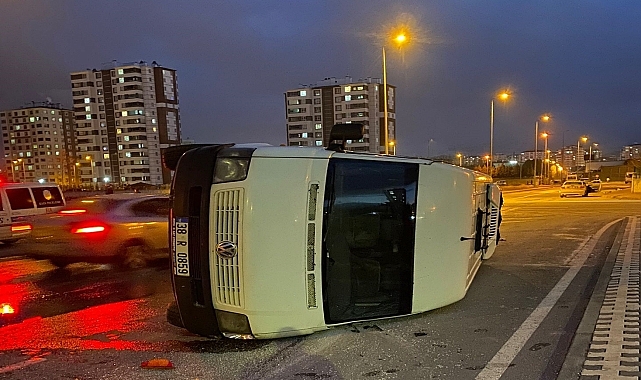 İşçi servisi ile otomobilin çarpıştığı kazada 3 kişi yaralandı