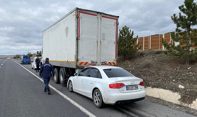 Kamyona arkadan çarpan otomobilin sürücüsü yaralandı