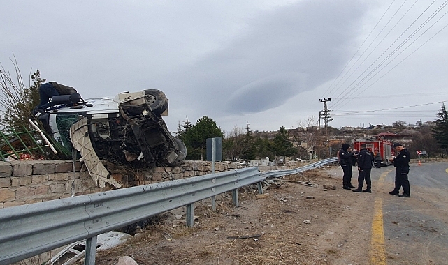 Mezarlığa devrilen tırın sürücüsü yaralandı