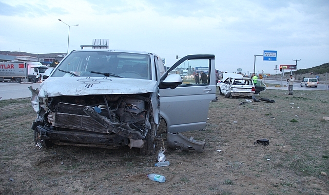 Minibüsle otomobilin çarpıştığı kazada 2 kişi yaralandı