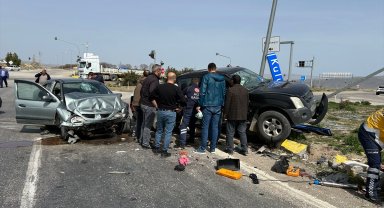 Pikap ile otomobil çarpıştı, 5 kişi yaralandı