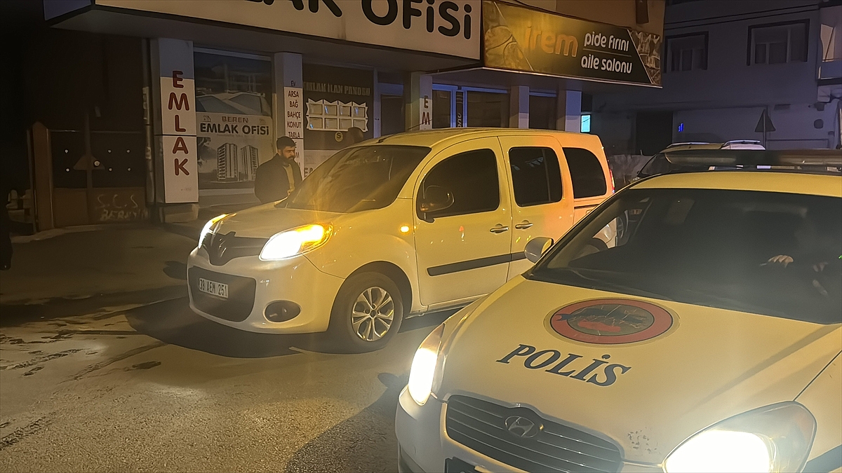 Polise bıçak çekerek kaçan şüpheli yakalandı