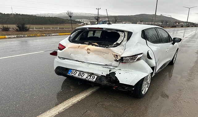 Tır ile otomobil çarpıştı, 3 kişi yaralandı