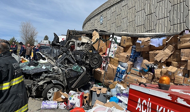 Tır otomobilin üzerine devrildi, 4 kişi öldü, 2'si polis 3 kişi yaralandı